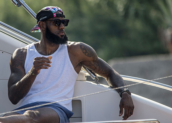 5-0！利雅得胜利开门红，C罗点射创纪录，赛后引领维京战吼（5-0大捷！利雅得胜利迎新季首胜，C罗点球刷新纪录，赛后领衔维京战吼）